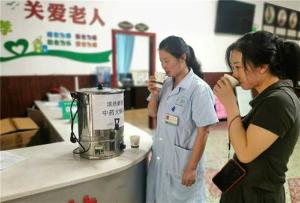 东兴区：免费发放清热解暑中药大锅汤