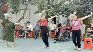  “剪”出爱心  “诊”出温暖