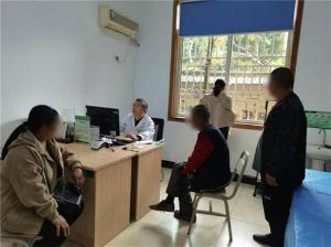 成都东部新区石板凳街道专职网格员救助精神病患者