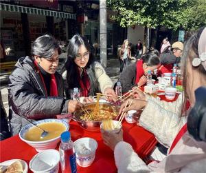 香到迷糊！快到碗里来！ 旺苍街头上演大型嗦粉现场