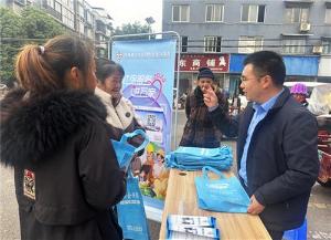 洪雅：“摆摊设点”社保服务到基层