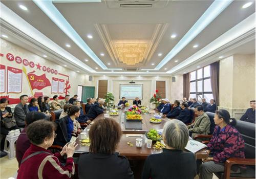 巴州区十一小召开退休教师座谈会